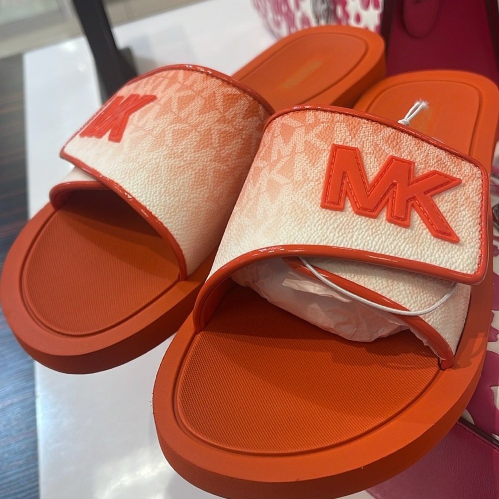 Michael Kors Slide Logo Sandals Palmer Ombré Signature
Red Clay 
NWT - Picture 8 of 16